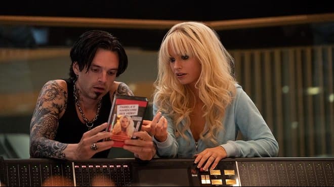 Pamela Anderson et son mari Tommy Lee, dans la série Pam &amp; Tommy (Disney+)