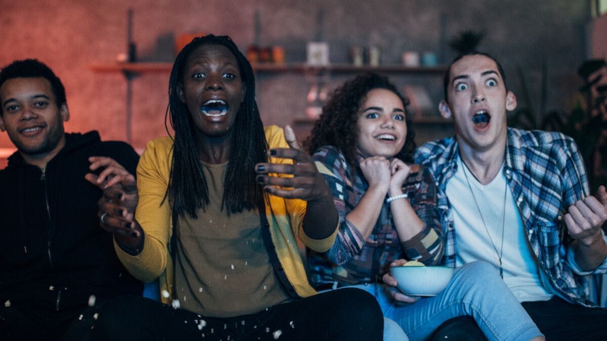 Personnes regardant et effrayées par un film d'horreur Netflix